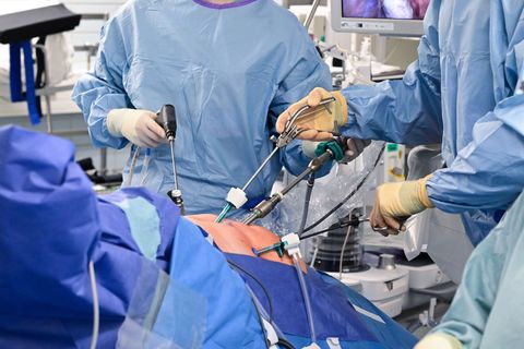 Behandlungsfehler führen laut dem Medizinischen Dienst zu Kosten in Milliardenhöhe. (Symbolbild) Foto: Bernd Weißbrod/dpa