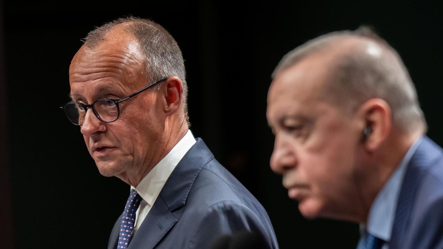 Türkei-Besuch: Meinungsverschiedenheiten beim Thema Gaza und Israel: Bundeskanzler Friedrich Merz (l.) und Präsident Recep Tayyip Erdogan Meinungsverschiedenheiten beim Thema Gaza und Israel: Bundeskanzler Friedrich Merz (l.) und Präsident Recep Tayyip Erdogan
