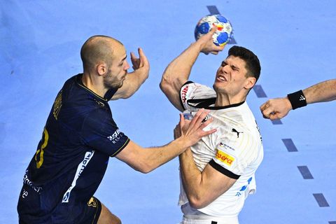 Der schwedische Nationalspieler Lukas Sandell (l) Anfang 2024 in einem EM-Spiel gegen Deutschland. (Archivbild) Foto: Tom Weller