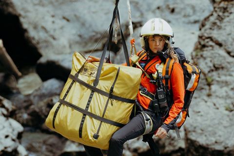 Luise Bähr liebt bei "Die Bergretter" die Tauflüge am Hubschrauber. Luise Bähr liebt bei "Die Bergretter" die Tauflüge am Hubschrauber.
