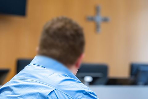 Mit Desinfektionsmittel als Brandbeschleuniger zündete ein 33-Jähriger in Landshut nach Überzeugung der Richter die Haare seiner Mit Desinfektionsmittel als Brandbeschleuniger zündete ein 33-Jähriger in Landshut nach Überzeugung der Richter die Haare seiner