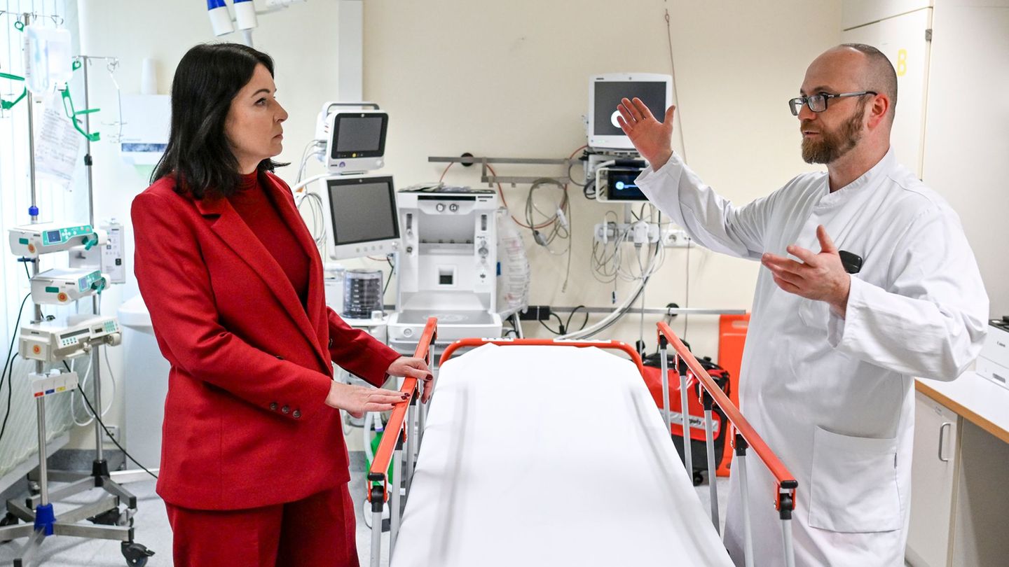 Ministerin Britta Müller (BSW) sieht im ländlichen Raum große Herausforderungen bei der medizinischen Versorgung. Foto: Jens Kal Ministerin Britta Müller (BSW) sieht im ländlichen Raum große Herausforderungen bei der medizinischen Versorgung. Foto: Jens Kal