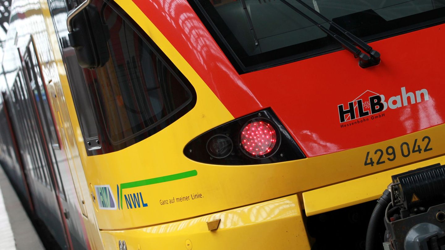 Reisende müssen auf Busse umsteigen. (Symbolbild) Foto: Roland Holschneider/dpa