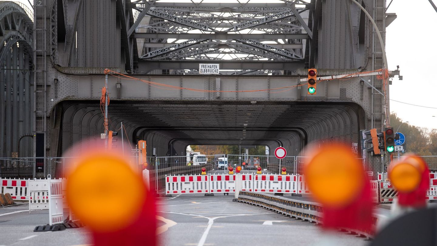 Das Ausmaß der Schäden an der Brücke wird noch untersucht. Foto: Daniel Bockwoldt/dpa Das Ausmaß der Schäden an der Brücke wird noch untersucht. Foto: Daniel Bockwoldt/dpa