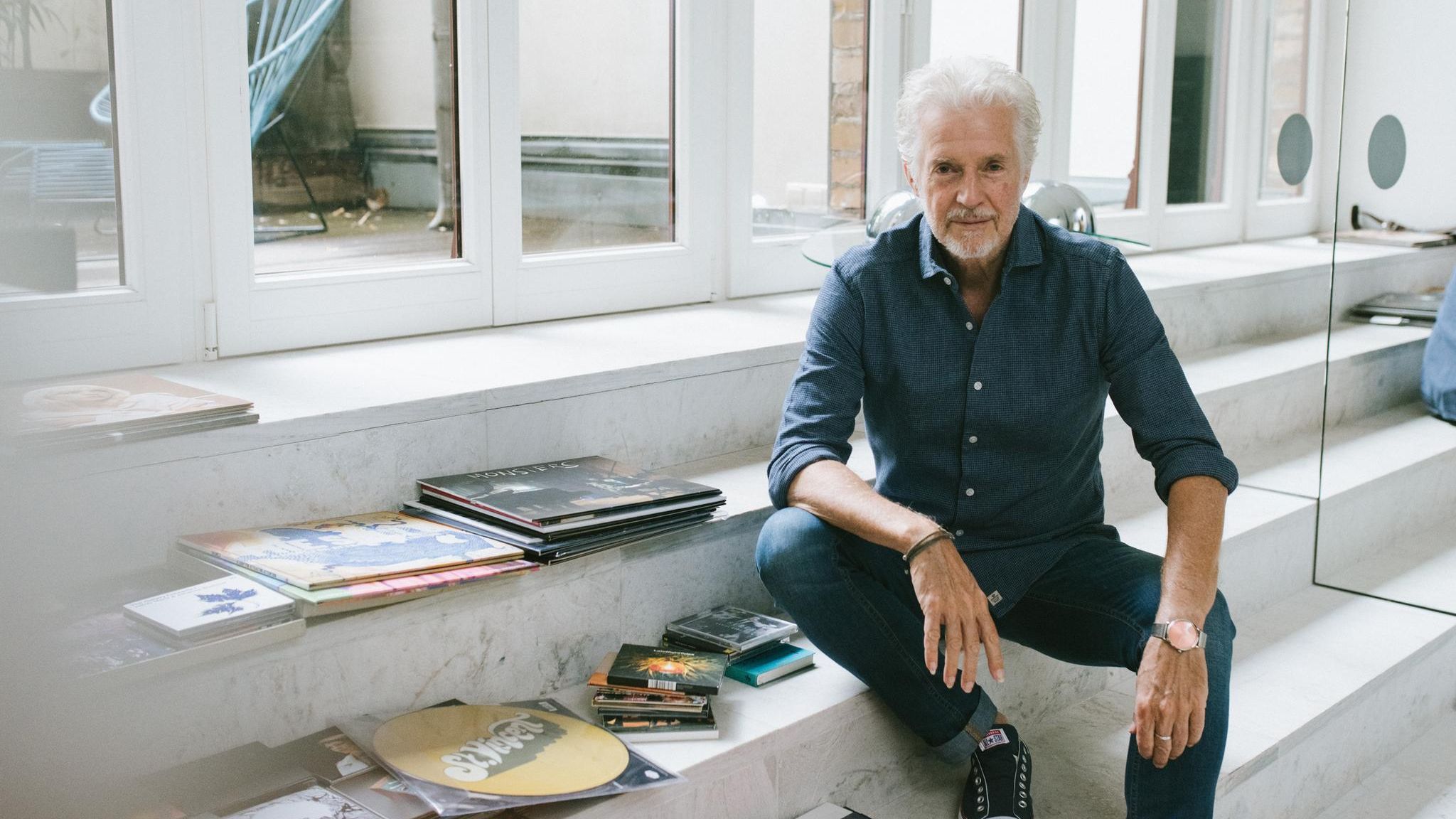 Frank Schätzing 2024 in seinem Tonstudio in Köln