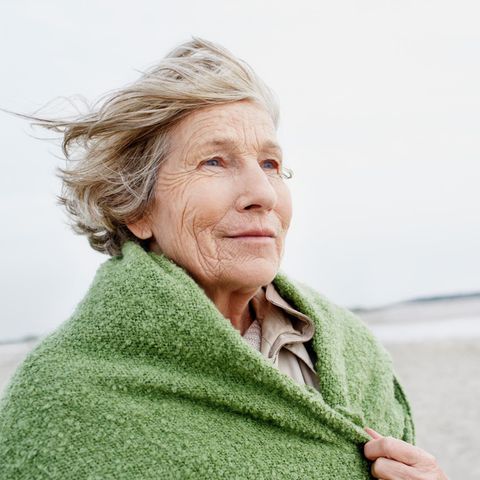 Ältere Frau nachdenklich am Strand – Symbolbild Rente mit 70 Ältere Frau nachdenklich am Strand – Symbolbild Rente mit 70