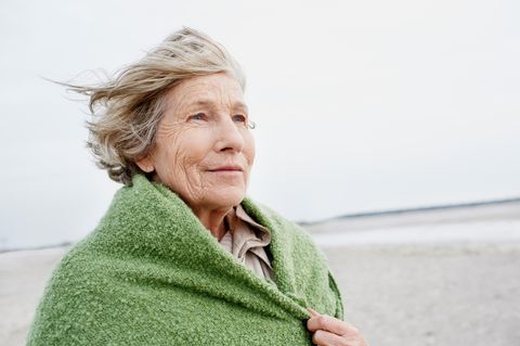 Ältere Frau nachdenklich am Strand – Symbolbild Rente mit 70 Ältere Frau nachdenklich am Strand – Symbolbild Rente mit 70