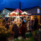 Auch der Discounter-Riese mischt bei Weihnachtsmärkten mit. Hier die Zeiten und Orte:12. bis 14. November: Halbergstraße 5, Saarbrücken, von 15 bis 21 Uhr12. bis 14. November: Weiherstraße 10, Augsburg, von 15 bis 21 Uhr18. bis 20. November: Maarstraße 3, Bonn, von 15 bis 21 Uhr18. bis 20. November: Hagenauer Straße 40, Wiesbaden, von 15 bis 21 Uhr