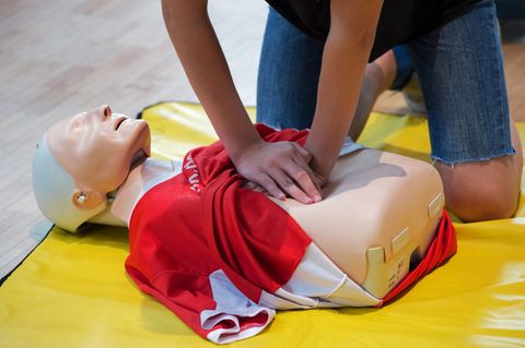 Bis Ende 2028 möchte das Kultusministerium Wiederbelebungsunterricht für alle Schüler der siebten Jahrgänge an weiterführenden S