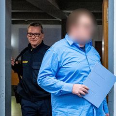 Der Angeklagte betritt den Verhandlungssaal des Landgerichts in Landshut: Streit wegen unbeglichener Rechnungen