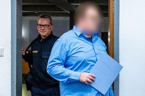 Der Angeklagte betritt den Verhandlungssaal des Landgerichts in Landshut: Streit wegen unbeglichener Rechnungen Der Angeklagte betritt den Verhandlungssaal des Landgerichts in Landshut: Streit wegen unbeglichener Rechnungen