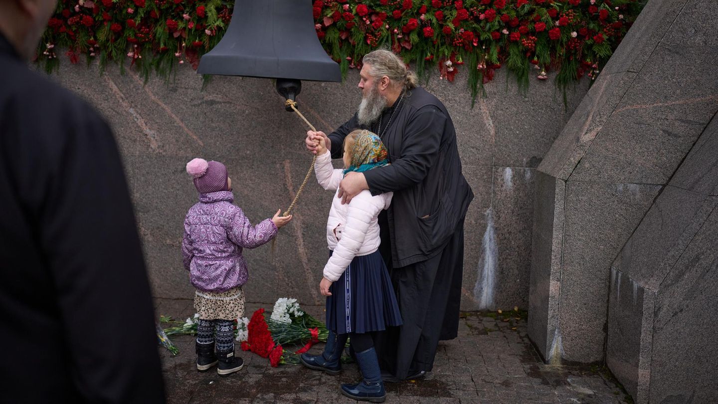 30. Oktober: Glockenläuten zum Gedenken Moskau, Russland. Ein russisch-orthodoxer Priester hilft Kindern, während einer Gedenkfeier im Gedenkkomplex am Schießplatz Butowo, eine Glocke zum Gedenken an die Opfer zu läuten. Hier wurden zwischen 1937 und 1938 Tausende Gefangene hingerichtet. Die Feier findet am Gedenktag für die Opfer politischer Repressionen statt