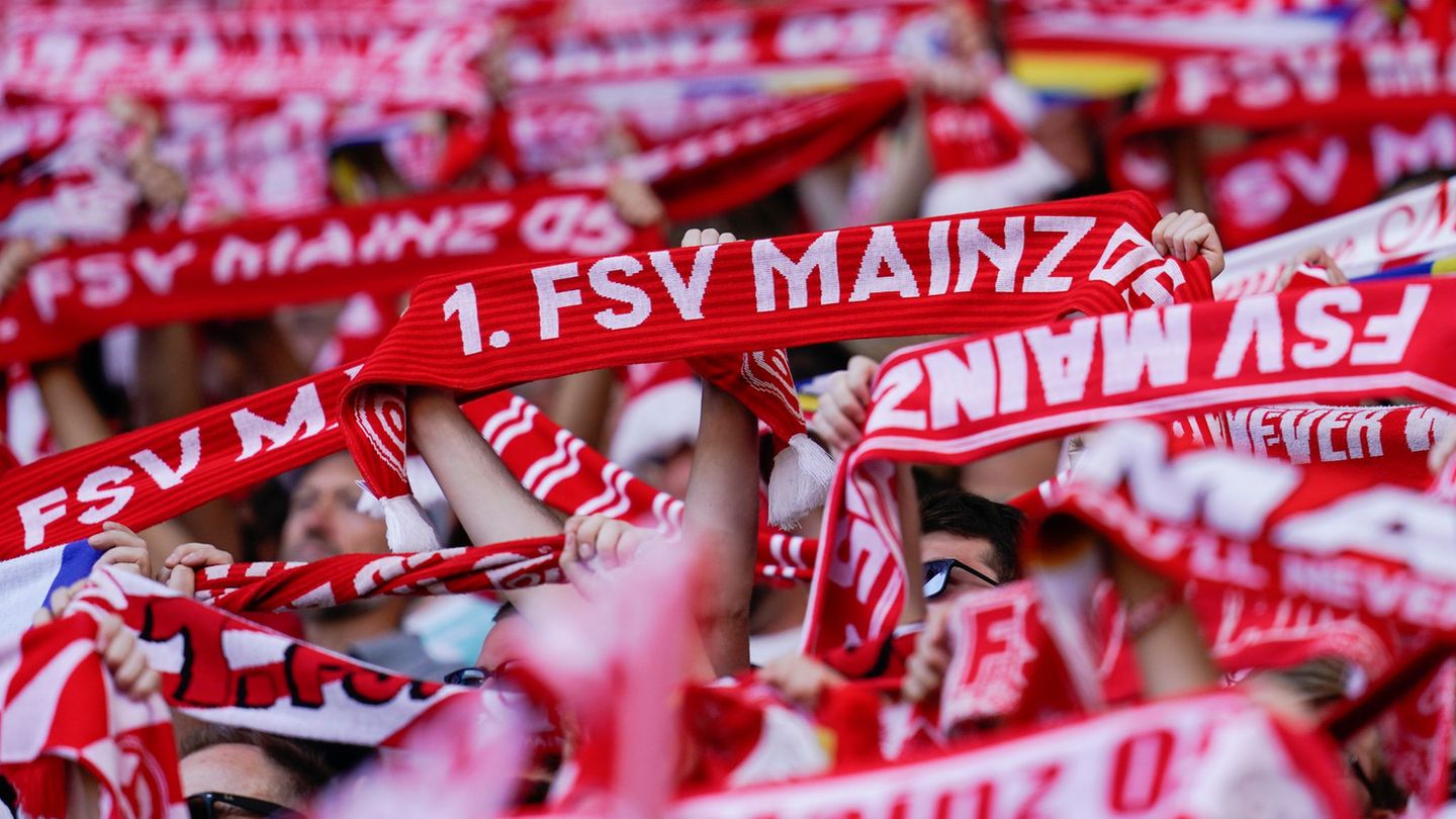Der Fußball-Fan, der im Spiel der Mainzer in Stuttgart reanimiert werden musste, ist nach Club-Angaben auf dem Weg der Besserung Der Fußball-Fan, der im Spiel der Mainzer in Stuttgart reanimiert werden musste, ist nach Club-Angaben auf dem Weg der Besserung
