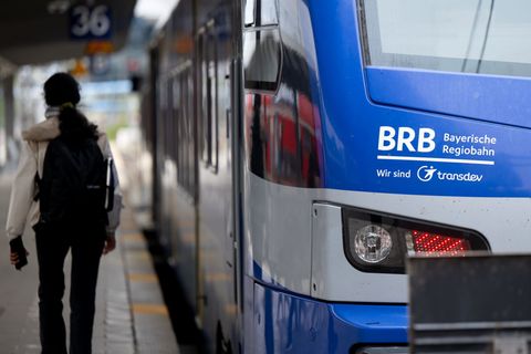 Auf der Website der Bayerischen Regiobahn gibt es weiterführende Informationen zu den Fahrplänen. (Symbolbild) Foto: Sven Hoppe/