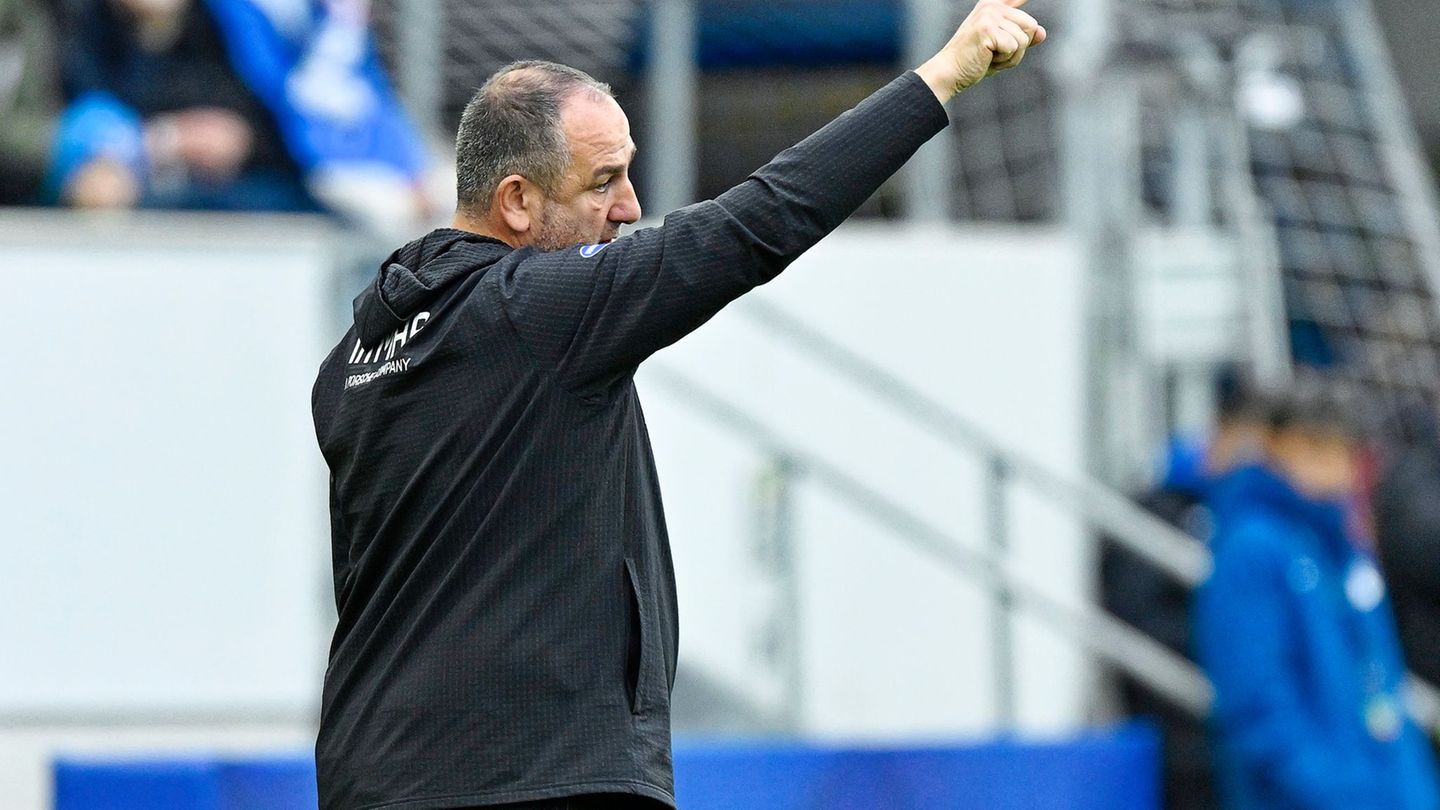 Die Heidenheimer von Trainer Frank Schmidt verlängern mit Talent Adam Kölle. (Archivbild) Foto: Uwe Anspach/dpa Die Heidenheimer von Trainer Frank Schmidt verlängern mit Talent Adam Kölle. (Archivbild) Foto: Uwe Anspach/dpa