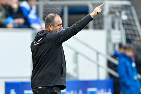 Die Heidenheimer von Trainer Frank Schmidt verlängern mit Talent Adam Kölle. (Archivbild) Foto: Uwe Anspach/dpa