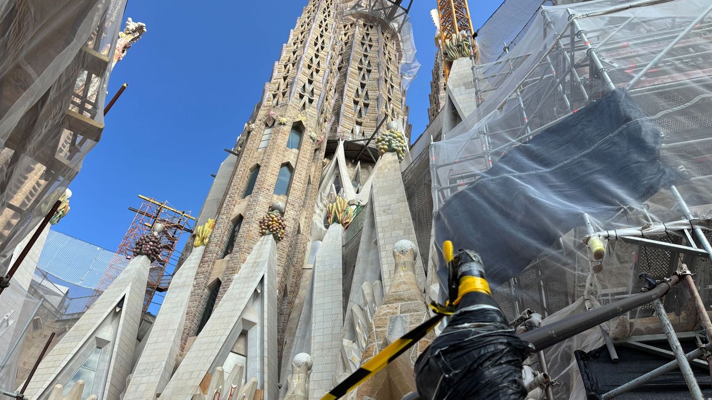 Sagrada Família Die finale Bauphase beginnt nun und damit ist der Turm der Sagrada Família höher der Ulmer Münster
