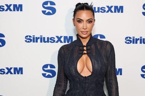 Kim Kardashian verschickt "ständig Verschwörungstheorien". Kim Kardashian verschickt "ständig Verschwörungstheorien".