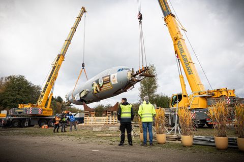 Der Rumpf des ausgedienten Bundeswehr-Airbus A310 "Kurt Schumacher" wurde im Serengeti-Park Hodenhagen mit zwei Kränen in Positi