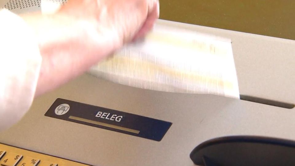 Kontoauszug 90 Euro für ominöse Notfallkarte: Illegale Abbuchungen besorgen Verbraucher