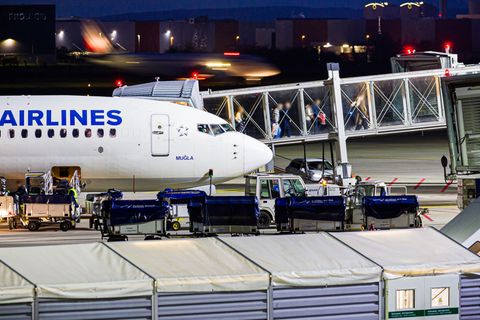 Ankunft in der niedersächsischen Landeshauptstadt: In Hannover ist ein Flieger aus Istanbul gelandet. Foto: Moritz Frankenberg/d