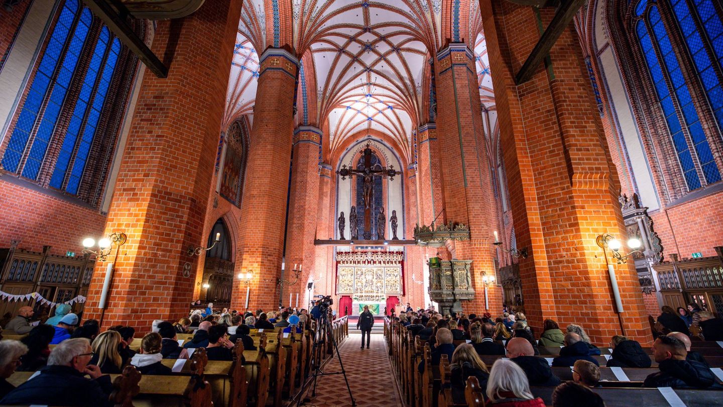 Die Kirche war voll besetzt. Hunderte Menschen verfolgten den Trauergottesdienst. Foto: Jens Büttner/dpa Die Kirche war voll besetzt. Hunderte Menschen verfolgten den Trauergottesdienst. Foto: Jens Büttner/dpa