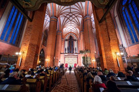 Die Kirche war voll besetzt. Hunderte Menschen verfolgten den Trauergottesdienst. Foto: Jens Büttner/dpa