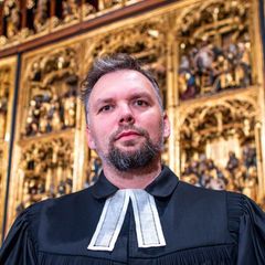 Güstrow Trauer um Fabian Ein evangelischer Pastor steht vor dem Altar der Marienkirche von Güstrow