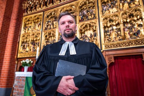 Güstrow Trauer um Fabian Ein evangelischer Pastor steht vor dem Altar der Marienkirche von Güstrow
