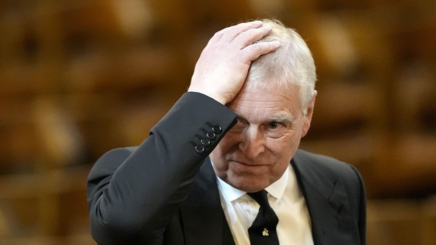 Prinz Andrew Prinz Andrew fasst sich mit der rechten Hand ins grau-weiße Haar