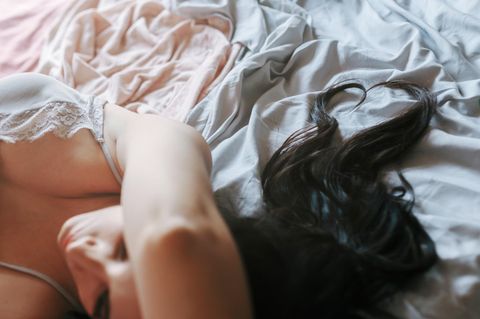 Sex: Frau liegt im Bett