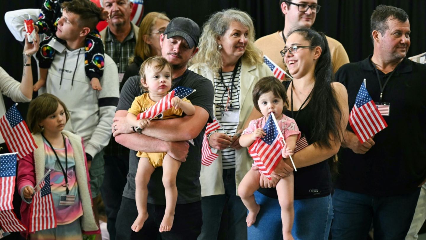 Die erste Gruppe aufgenommener weißer Südafrikaner Die erste Gruppe aufgenommener weißer Südafrikaner