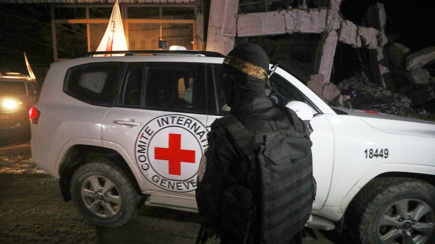 Bewaffnetes Hamas-Mitglied bei Übergabe von Geisel-Leichen. (Archivbild) Foto: Yousef Al Zanoun/AP/dpa Bewaffnetes Hamas-Mitglied bei Übergabe von Geisel-Leichen. (Archivbild) Foto: Yousef Al Zanoun/AP/dpa