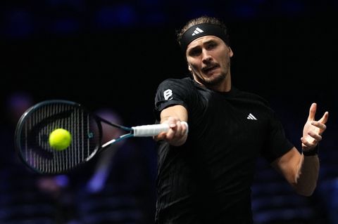Alexander Zverev steht in Paris in der Runde der besten Acht. Foto: Dimitar Dilkoff/AFP/dpa