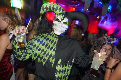 Zu Halloween wird es mancherorts in Berlin und Brandenburg gruselig. (Archivbild) Foto: Jörg Carstensen/dpa