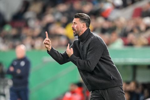 Sandro Wagner will gegen Dortmund die dritte Augsburger Niederlage der Woche vermeiden. Foto: Harry Langer/dpa