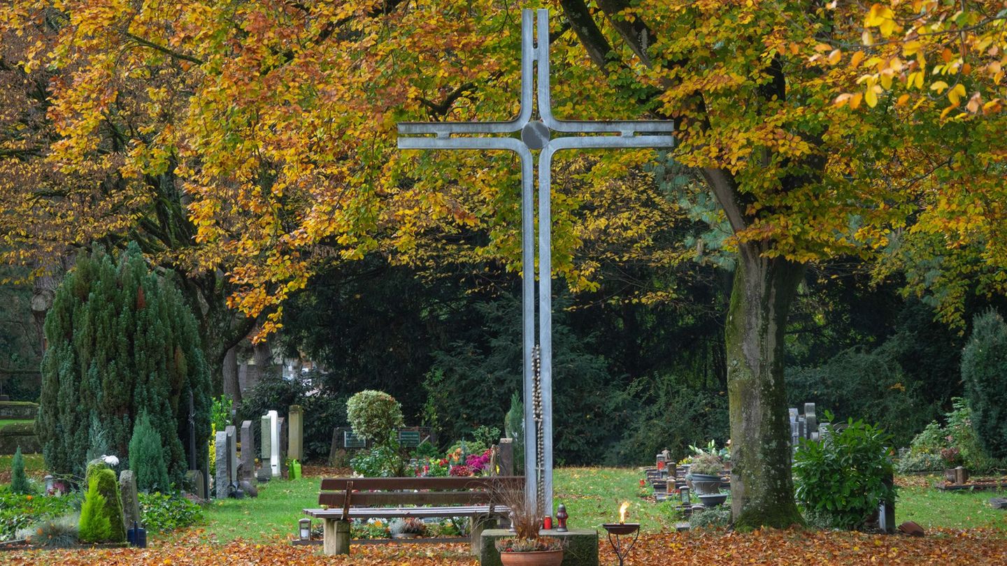 Allerheiligen ist ein stiller Tag im Sinne des Feiertagsgesetzes in Rheinland-Pfalz. (Symbolbild) Foto: Harald Tittel/dpa Allerheiligen ist ein stiller Tag im Sinne des Feiertagsgesetzes in Rheinland-Pfalz. (Symbolbild) Foto: Harald Tittel/dpa