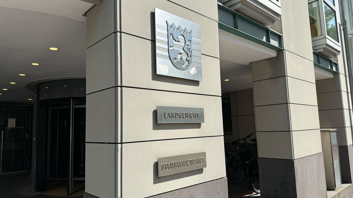 Das Landgericht Fulda spricht das Urteil gegen eine Mutter, die ihr Baby getötet und die Leiche in einer Kühltruhe versteckt hab Das Landgericht Fulda spricht das Urteil gegen eine Mutter, die ihr Baby getötet und die Leiche in einer Kühltruhe versteckt hab