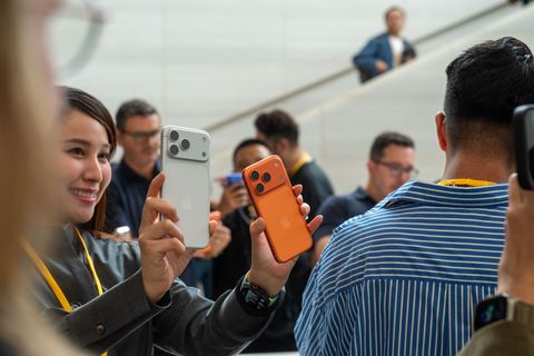 Das iPhone Pro gibt es in diesem Jahr erstmals in der Farbe Orange. Foto: Andrej Sokolow/dpa