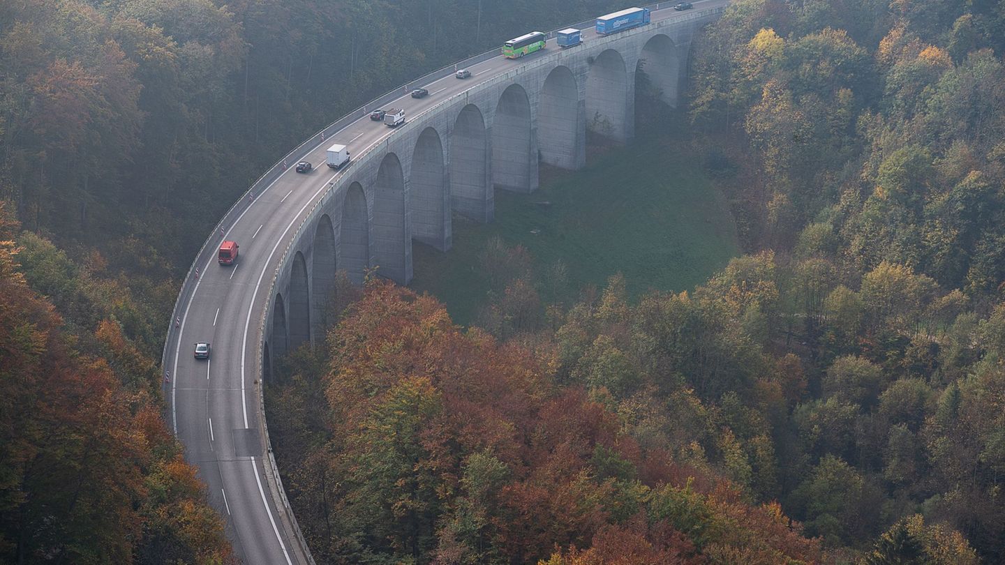 Die Autobahn GmbH bittet Autofahrerinnen und Autofahrer, keine Schleichwege zu nutzen und Navi-Systeme auszuschalten. (Archivbil Die Autobahn GmbH bittet Autofahrerinnen und Autofahrer, keine Schleichwege zu nutzen und Navi-Systeme auszuschalten. (Archivbil