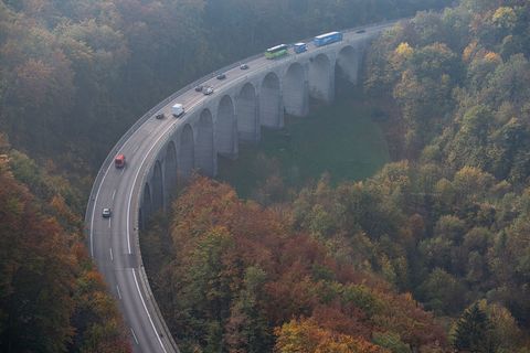 Die Autobahn GmbH bittet Autofahrerinnen und Autofahrer, keine Schleichwege zu nutzen und Navi-Systeme auszuschalten. (Archivbil