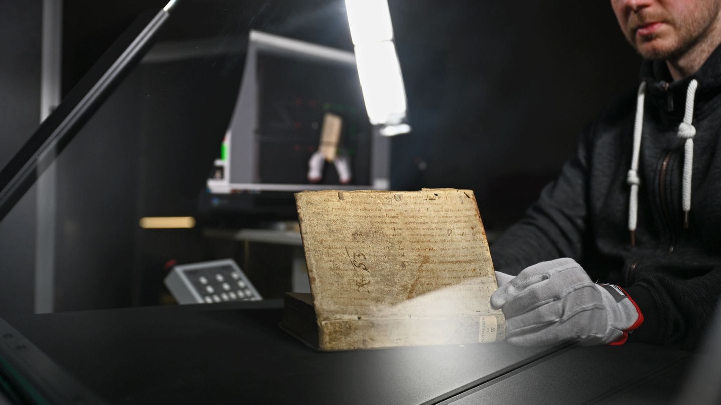 Geschichte: Halle digitalisiert Bibliothek – Pergamentfragment entdeckt