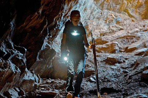 Fledermausforscherin Georgiana Marginean steigt in die geheimnisvollen Tiefen einer Höhle der Karpaten hinab. Foto: Mineworks Fi Fledermausforscherin Georgiana Marginean steigt in die geheimnisvollen Tiefen einer Höhle der Karpaten hinab. Foto: Mineworks Fi