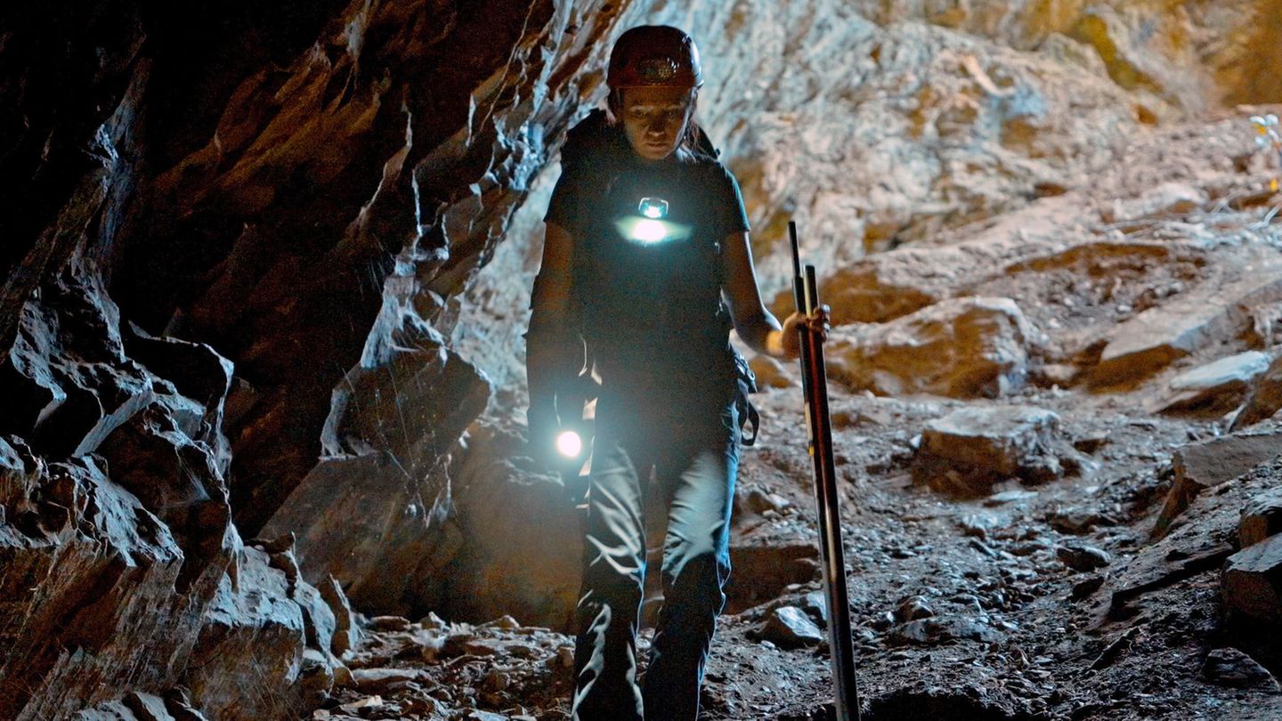 Fledermausforscherin Georgiana Marginean steigt in die geheimnisvollen Tiefen einer Höhle der Karpaten hinab. Foto: Mineworks Fi Fledermausforscherin Georgiana Marginean steigt in die geheimnisvollen Tiefen einer Höhle der Karpaten hinab. Foto: Mineworks Fi