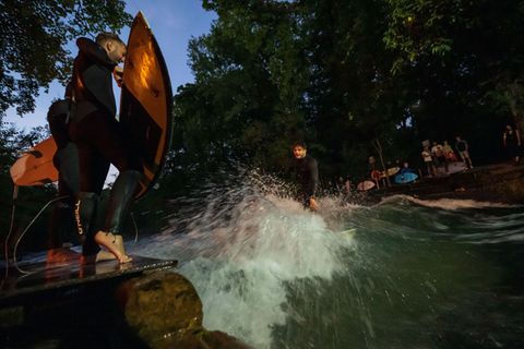 Eine spezielle Beleuchtung soll das Surfen bei Dunkelheit sicherer machen. (Archivbild) Foto: Peter Kneffel/dpa