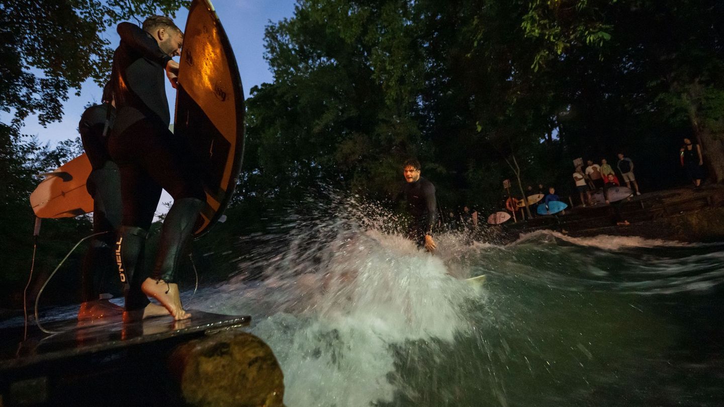 Eine spezielle Beleuchtung soll das Surfen bei Dunkelheit sicherer machen. (Archivbild) Foto: Peter Kneffel/dpa Eine spezielle Beleuchtung soll das Surfen bei Dunkelheit sicherer machen. (Archivbild) Foto: Peter Kneffel/dpa