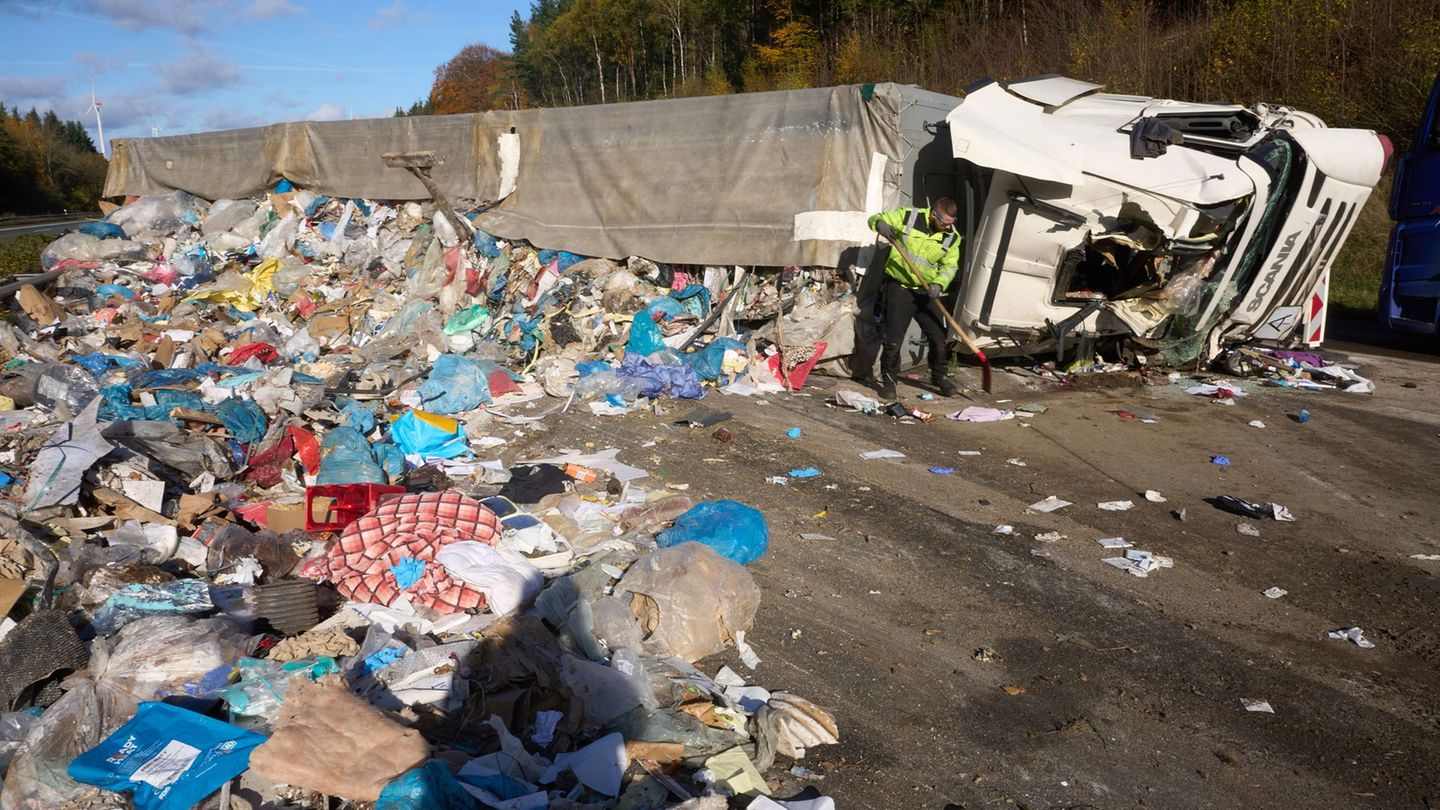 Abfall und Kraftstoff verteilten sich bei dem Unfall quer über die Fahrbahn. Foto: Thomas Frey/dpa Abfall und Kraftstoff verteilten sich bei dem Unfall quer über die Fahrbahn. Foto: Thomas Frey/dpa