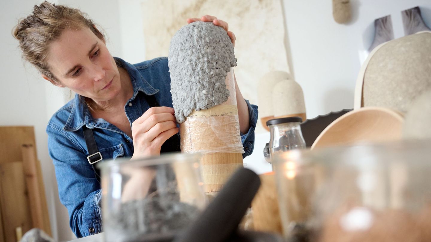 Allerheiligen: Trauerarbeit beim Urnenbau - Friedhofswesen im Umbruch