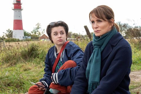"Schule am Meer: Elternfreuden": Direktorin Katharina (Anja Kling, r.) sieht in Tara (Paula Schindler) mehr als eine Schülerin