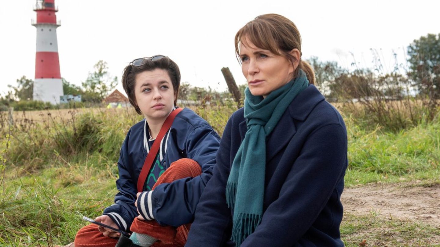 "Schule am Meer: Elternfreuden": Direktorin Katharina (Anja Kling, r.) sieht in Tara (Paula Schindler) mehr als eine Schülerin "Schule am Meer: Elternfreuden": Direktorin Katharina (Anja Kling, r.) sieht in Tara (Paula Schindler) mehr als eine Schülerin